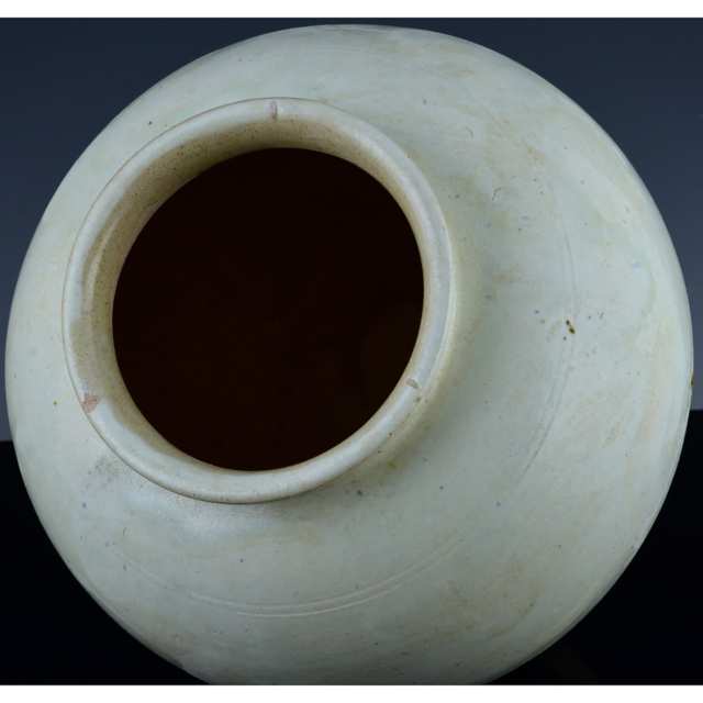A White Glazed Lidded Jar, Tang Dynasty
