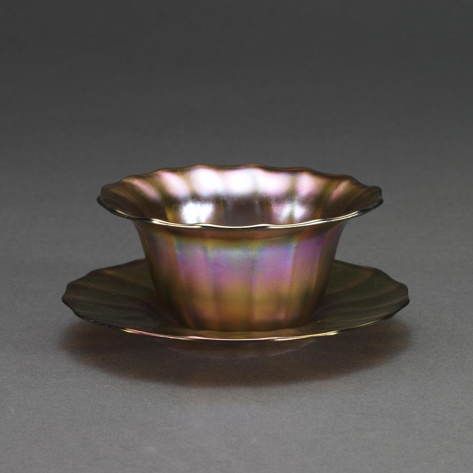 Quezal Iridescent Glass Bowl and Stand, early 20th century