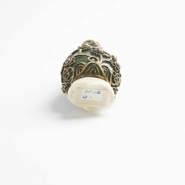 A Filigree and Hardstone Embellished Spinach Jade Snuff Bottle, Late 19th/20th Century