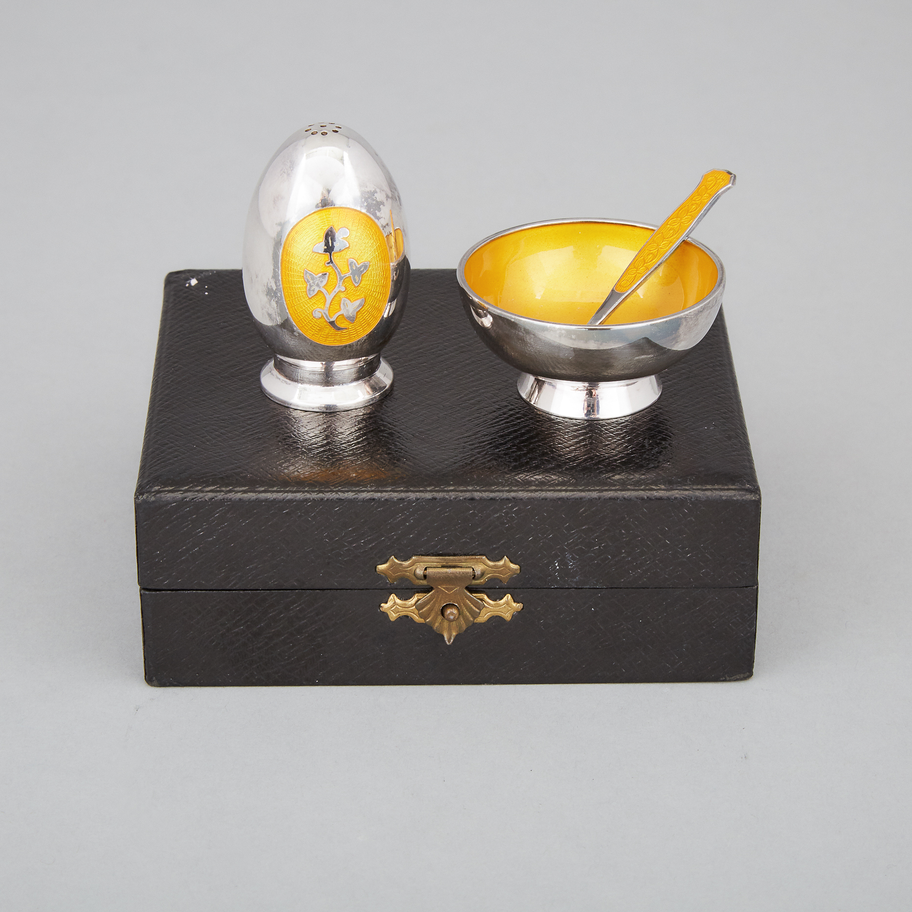 Danish Silver and Translucent Gold Enamel Pepper Caster and Salt Cellar with Spoon, Meka Reklamegaver, Copenhagen, c.1970