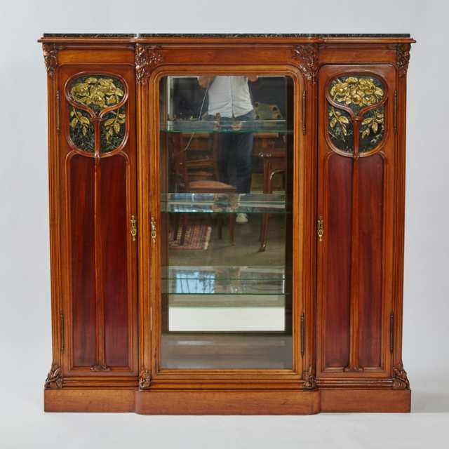 Louis Majorelle French Art Nouveau Ormolu Mounted Walnut and Rosewood Vitrine Cabinet, 19th/early 20th century