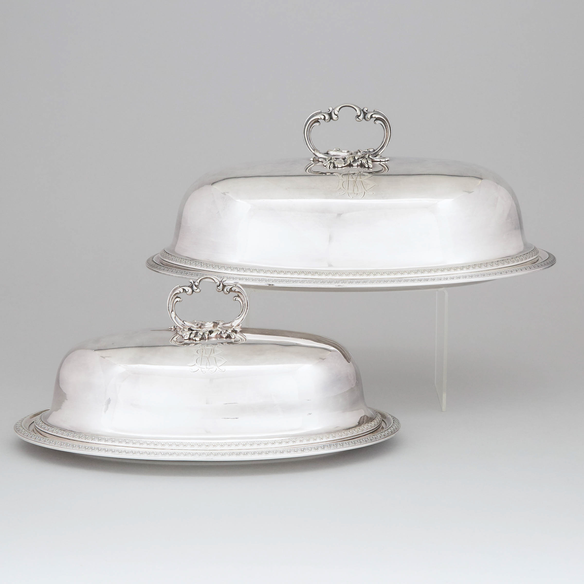 Graduated Pair of French Silver Plated Oval Meat Platters with Domed Covers, Christofle, 20th century