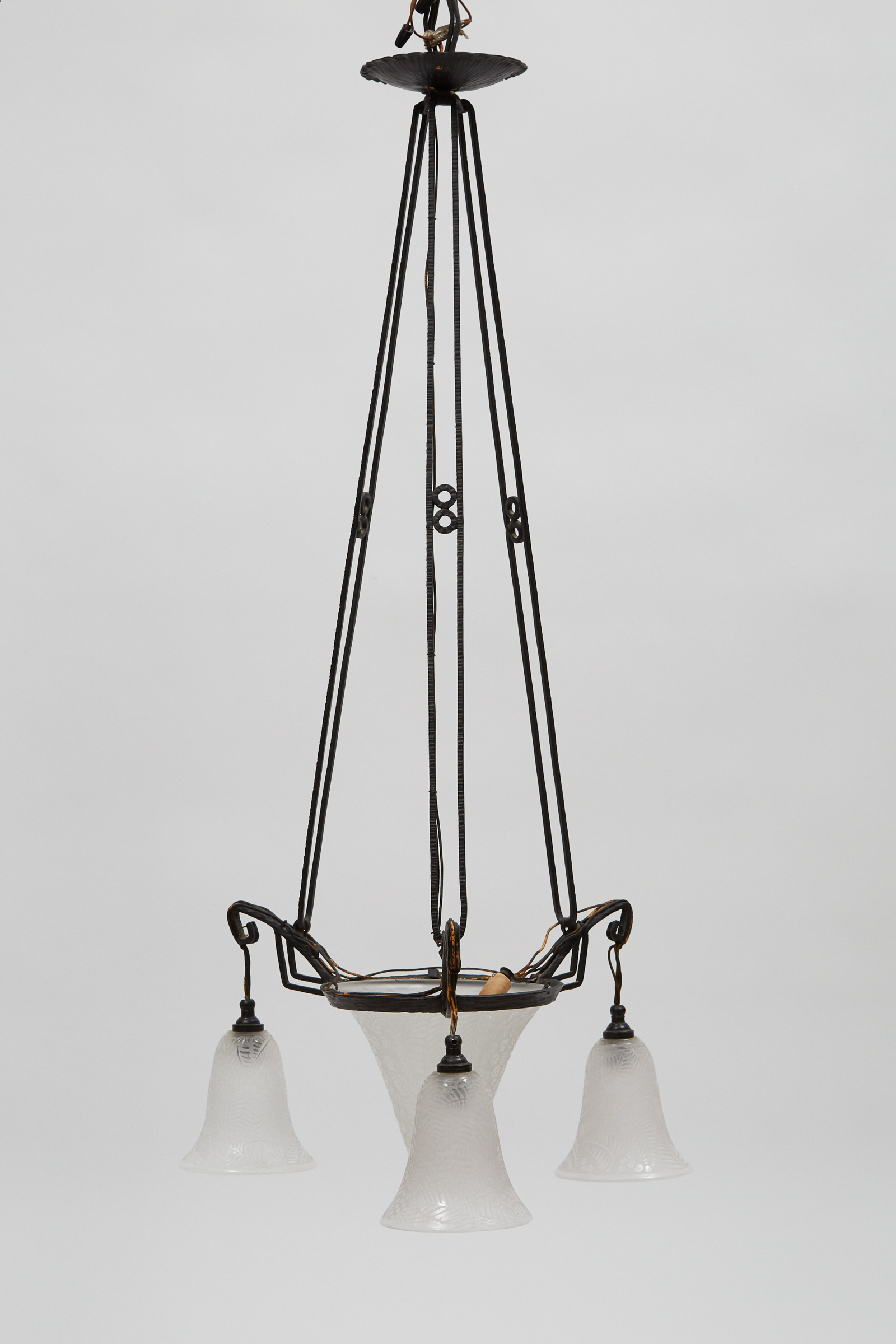 Müller Fréres, Lunéville, French Art Deco Wrought Iron and Etched Glass Chandelier, early 20th century