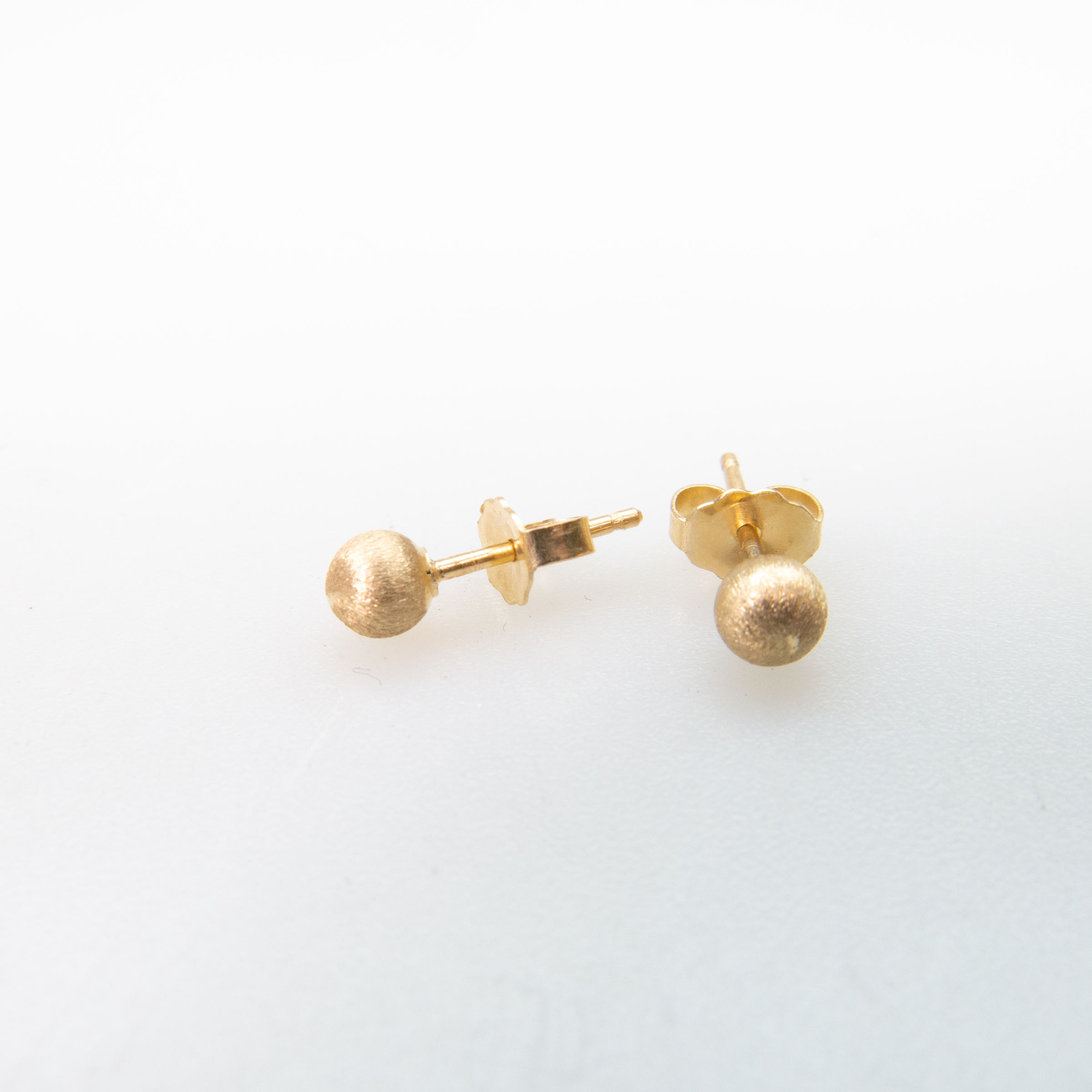 31 x Pairs Of 14k Yellow Gold Stud Earrings