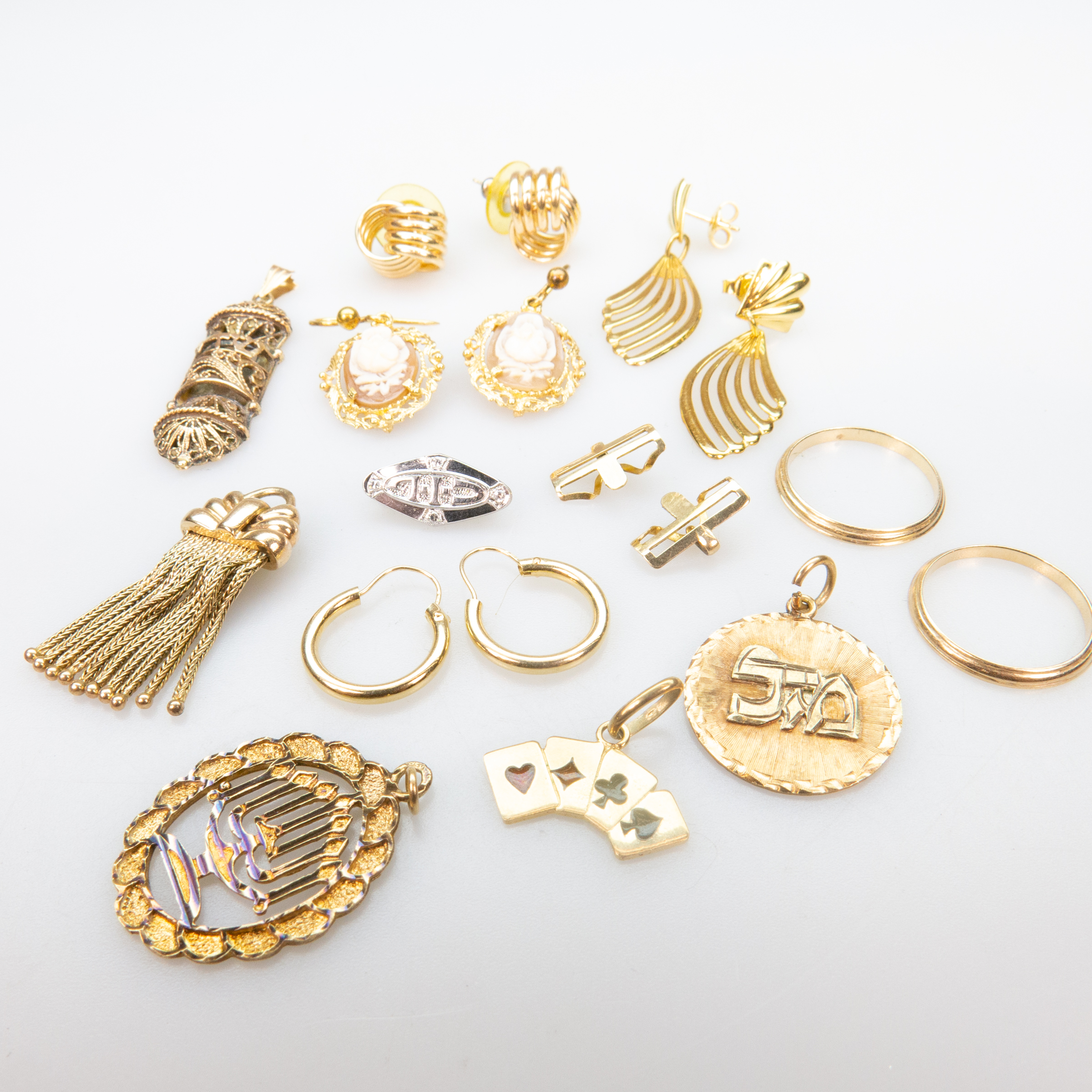 Small Quantity Of 14k Yellow Gold Jewellery