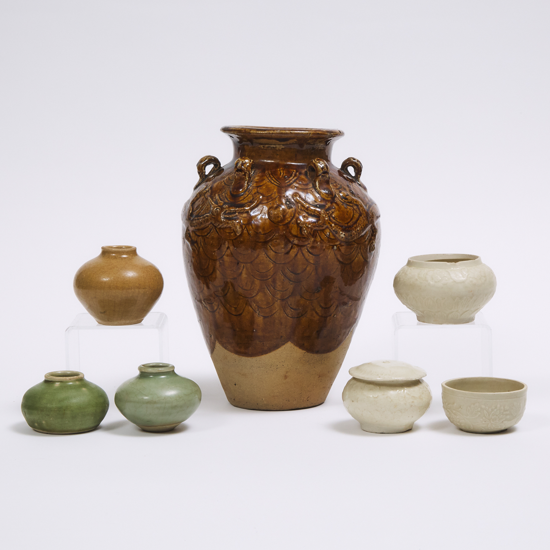 A Group of Seven Chinese Export Ceramic Wares, Late Ming/Early Qing Dynasty