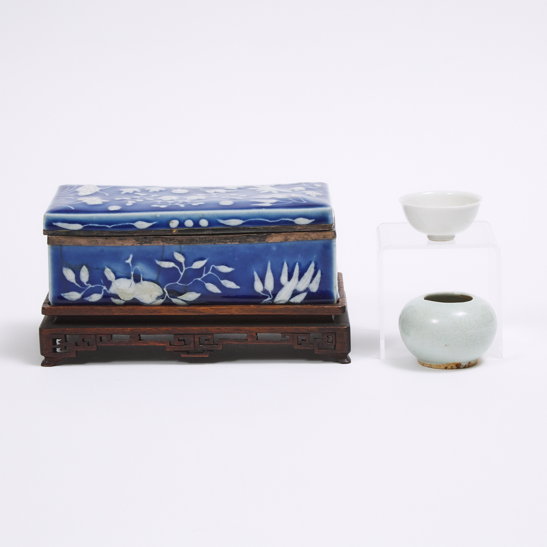 A Group of Three Chinese Porcelain Wares, Qing Dynasty