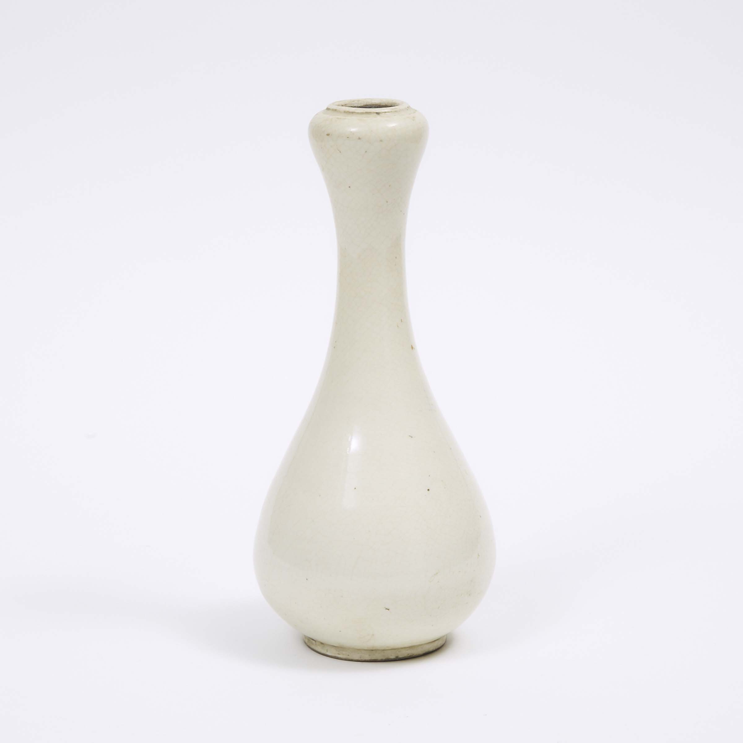 A White-Glazed 'Garlic-Head' Bottle Vase, 19th/20th Century