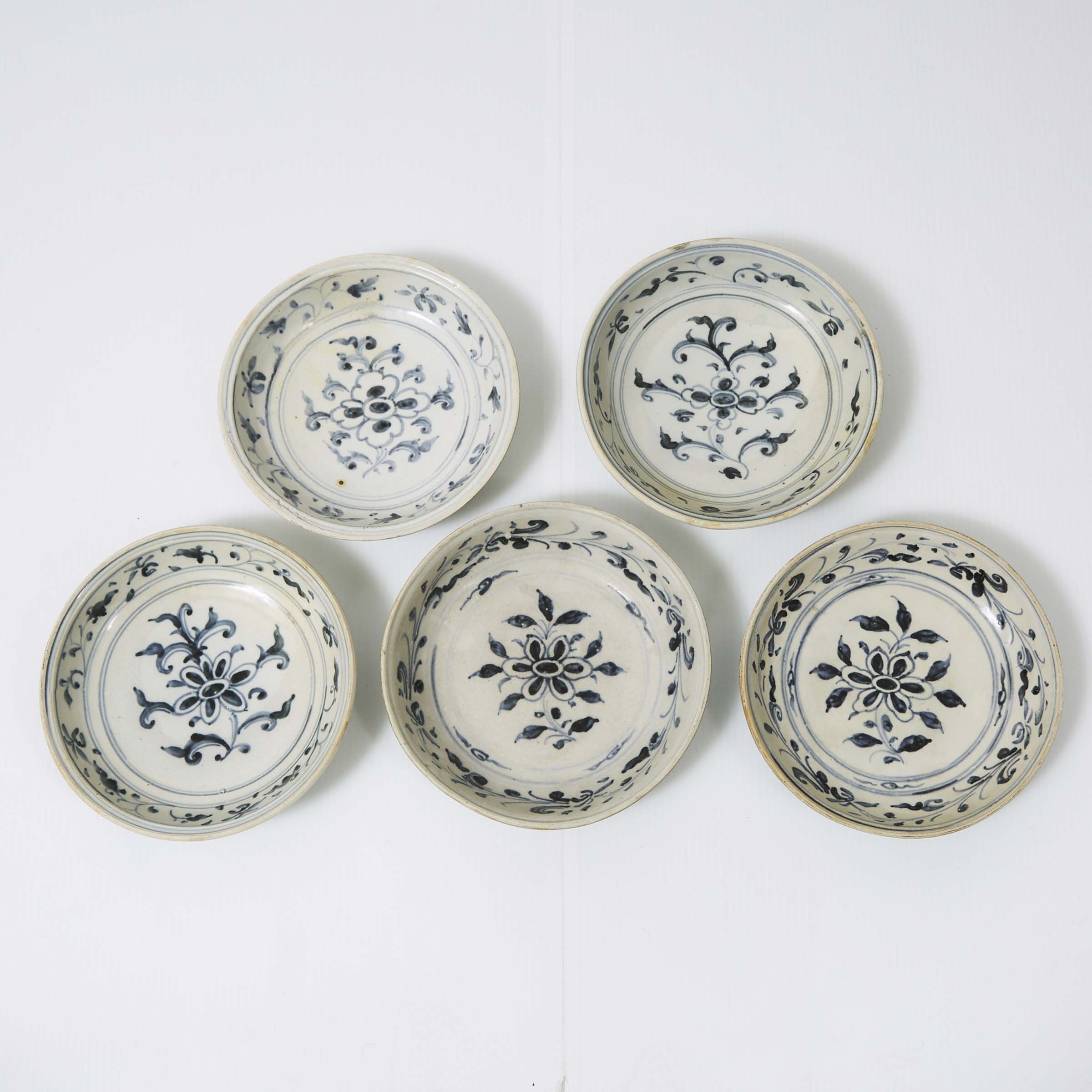 A Set of Five 'Hoi An Hoard' Vietnamese Blue and White Circular Dishes, 15th Century