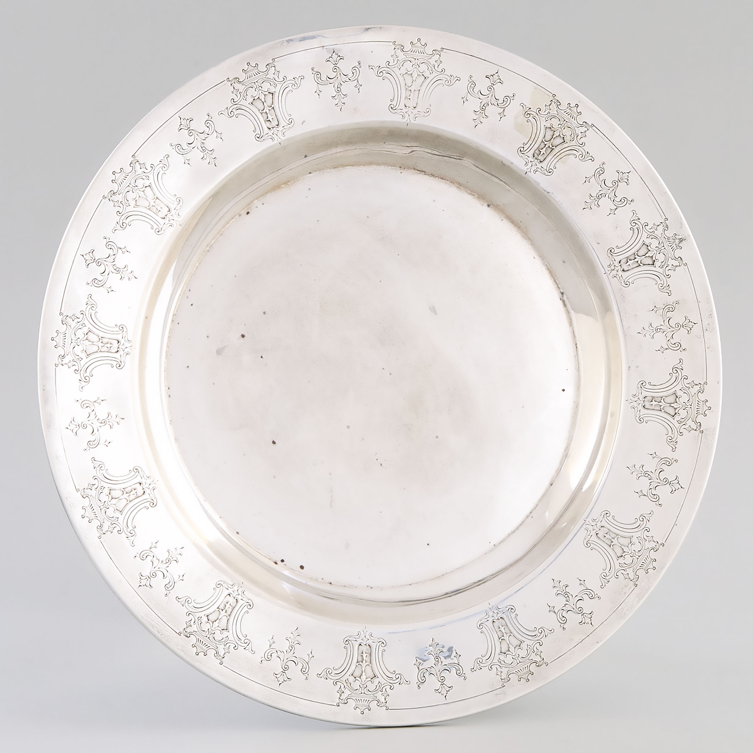 American Silver Circular Dish, Towle Silversmiths, Newburyport, Mass., 20th century