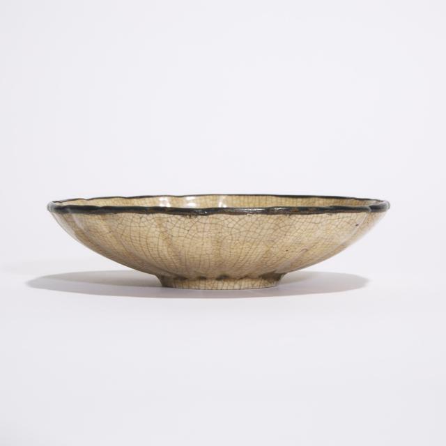 A Ge-Type Lobed Dish, Yuan/Ming Dynasty 