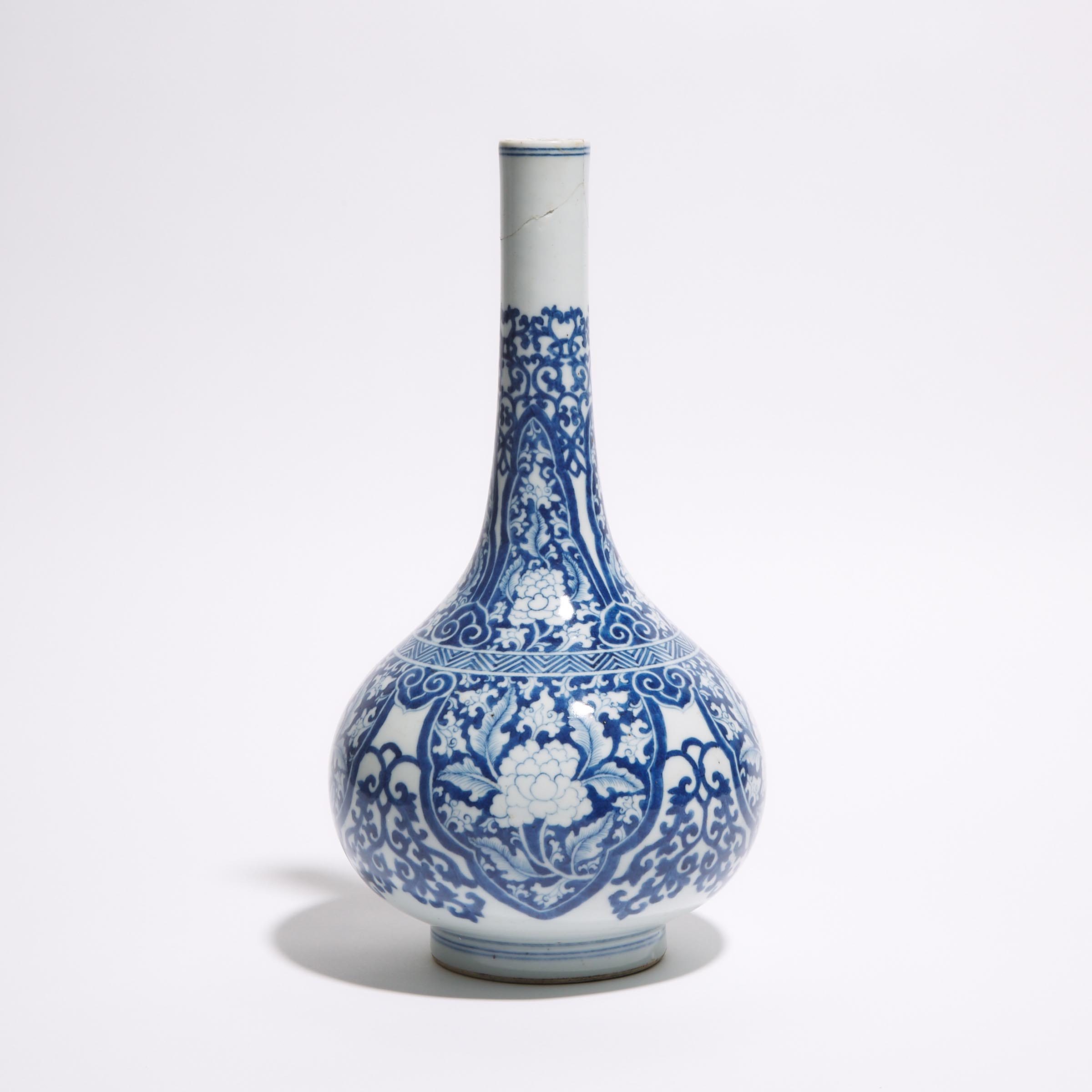 A Large Blue and White Gallbladder Vase, Kangxi Period (1662-1722)