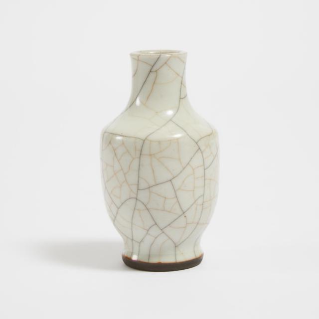 A Small Ge-Style Vase, 19th Century or Later