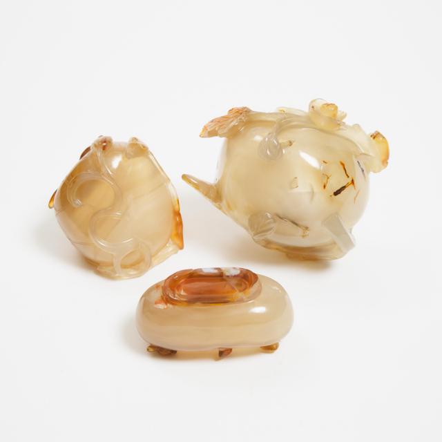 A Group of Three Agate Water Droppers, 19th/20th Century