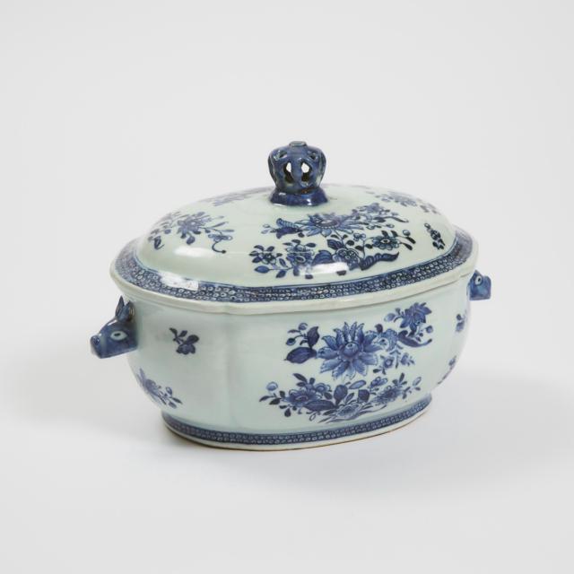 A Chinese Export Blue and White Octagonal Tureen and Stand, Qianlong Period, Mid to Late 18th Century