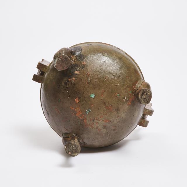 A Bronze Ritual Tripod Vessel and Cover, Ding, Warring States Period (475-221 BC)