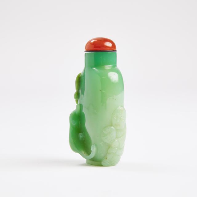 A Chrysoprase Chalcedony 'Cat and Butterfly' Snuff Bottle, 19th/20th Century