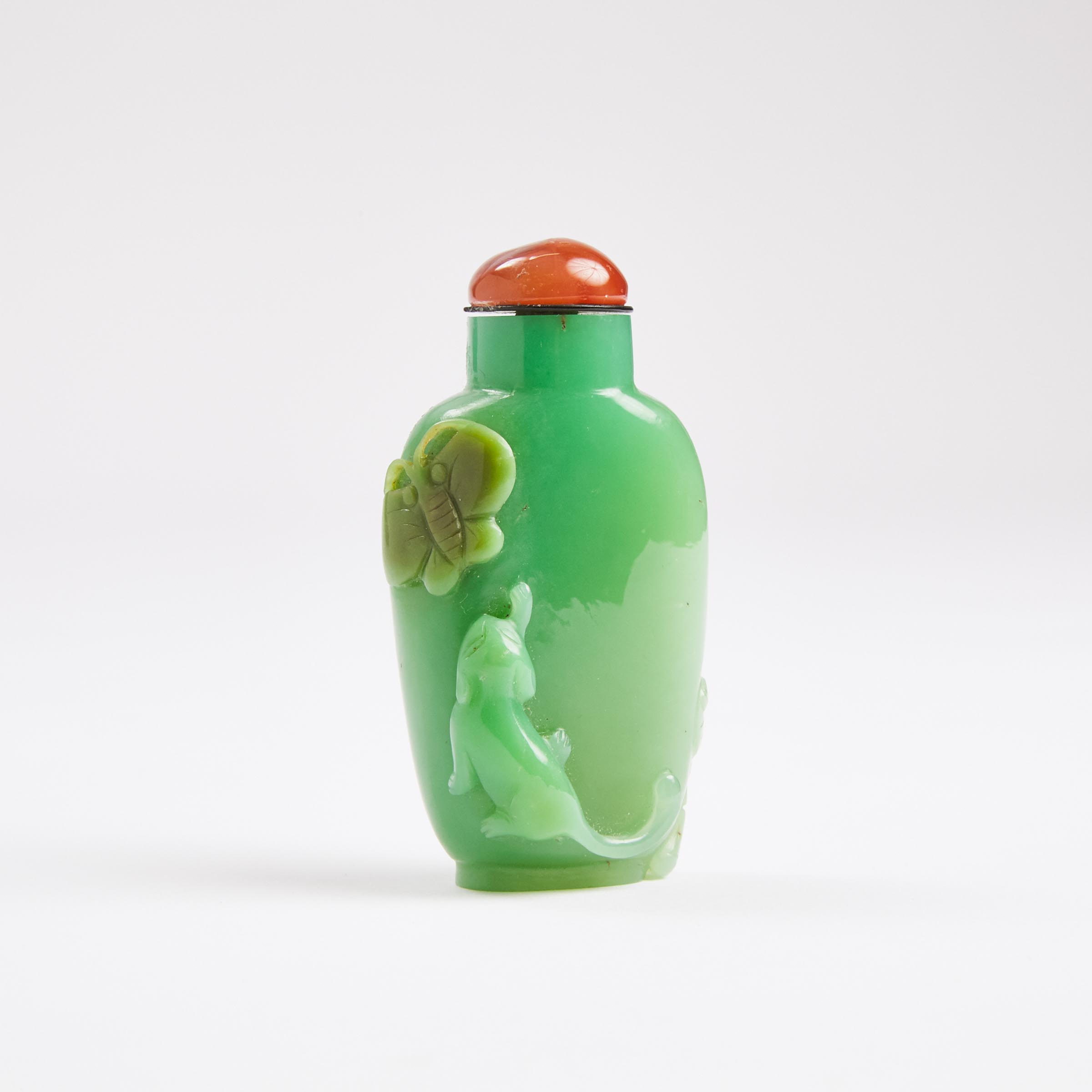 A Chrysoprase Chalcedony 'Cat and Butterfly' Snuff Bottle, 19th/20th Century
