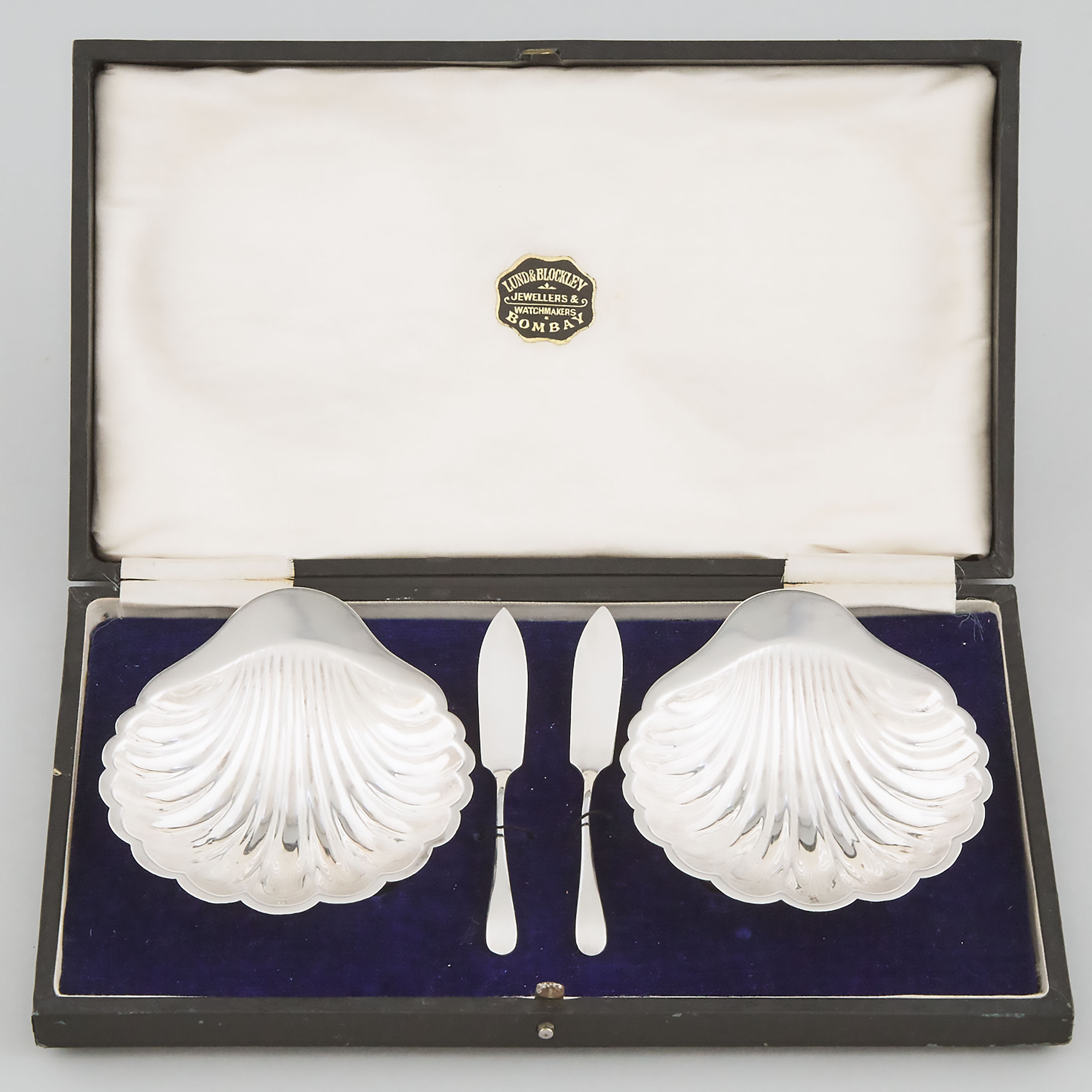 Pair of English Silver Butter Shells with Knives, Harrison Bros. & Howson, Sheffield, 1919/20
