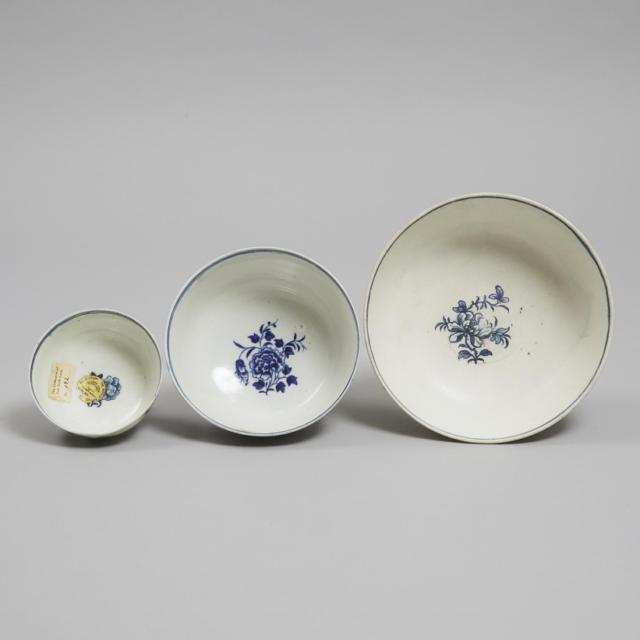 Three Worcester Blue Printed 'Fence' Pattern Bowls, c.1775