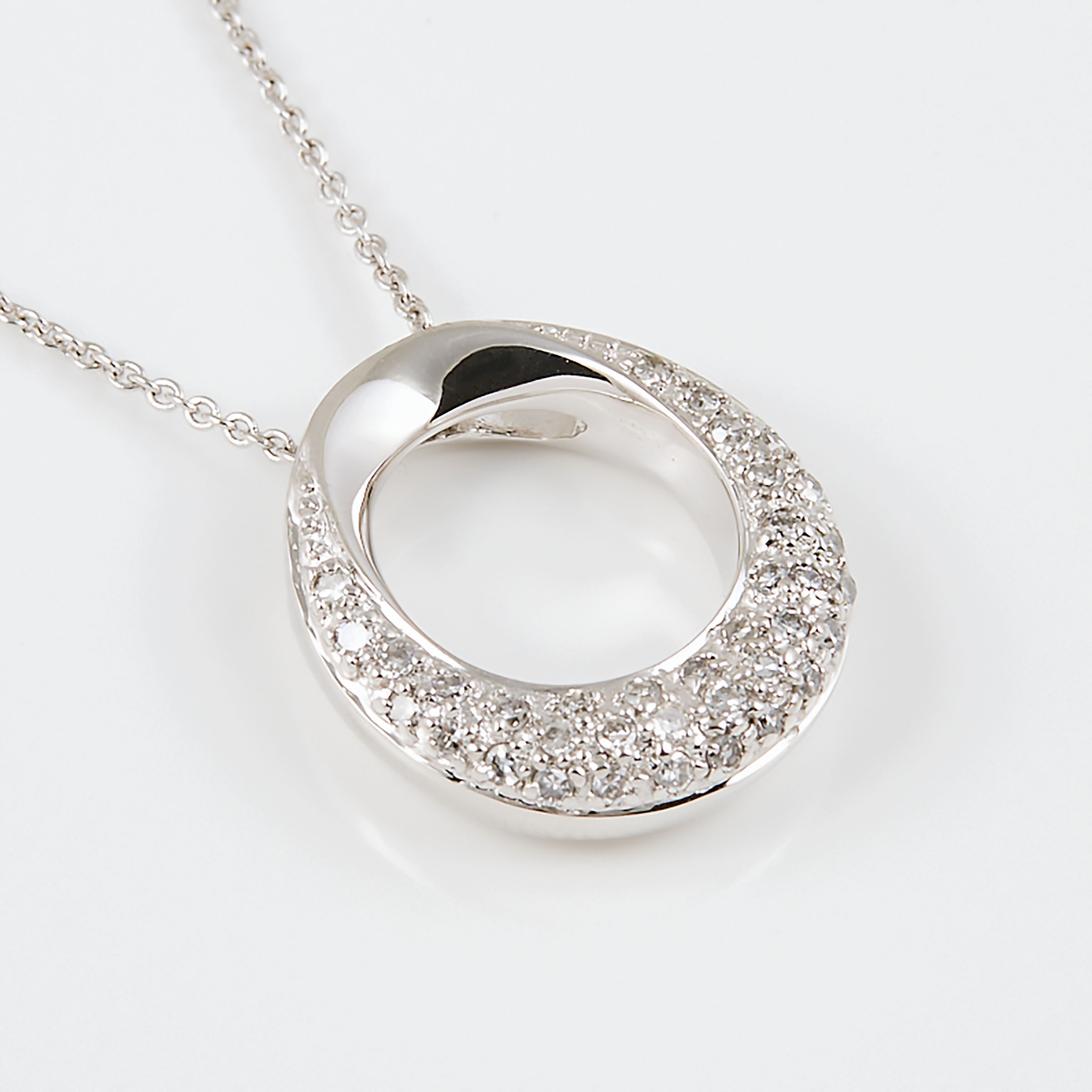 18k White Gold Pendant And Chain