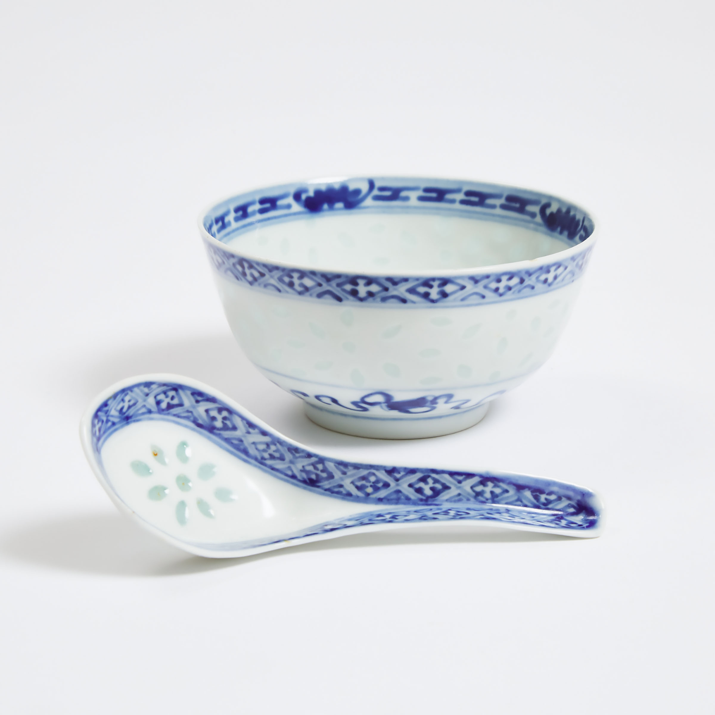 A Chinese Blue and White 'Rice-Grain' Porcelain Bowl with Spoon Set, Late Qing Dynasty/Republican Period, 19th/Early 20th Century