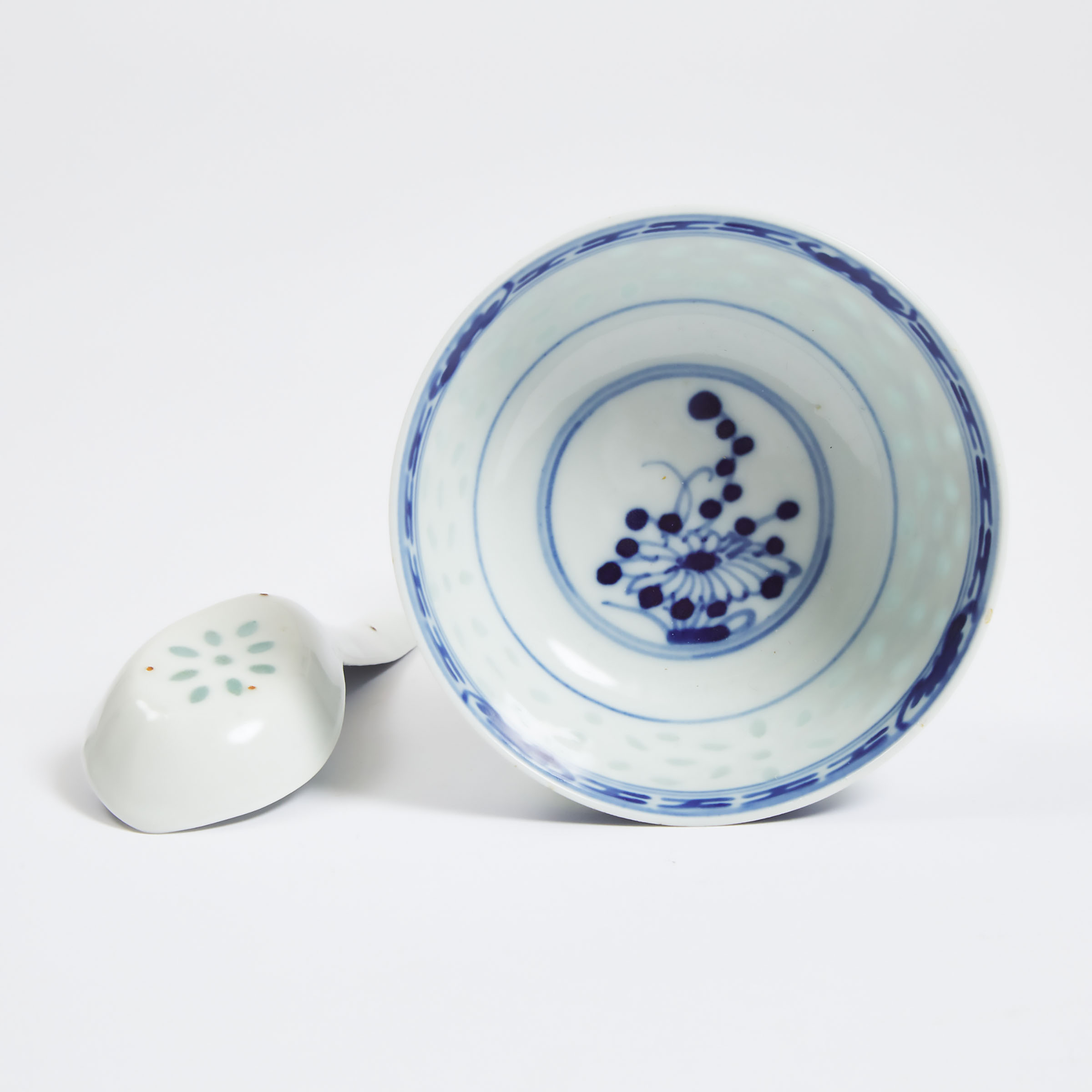 A Chinese Blue and White 'Rice-Grain' Porcelain Bowl with Spoon Set, Late Qing Dynasty/Republican Period, 19th/Early 20th Century