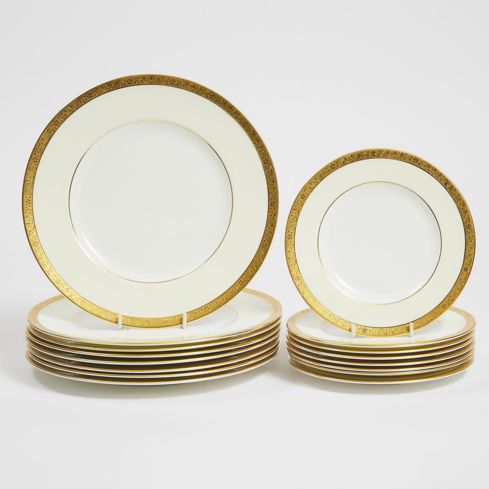 Eight Minton 'Westminster' Pattern Dinner Plates and Eight Luncheon Plates, 20th century