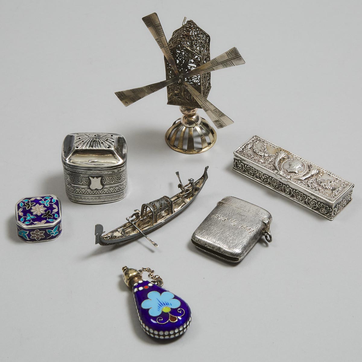 Group of Mainly Continental Silver Small Articles, late 19th/20th century