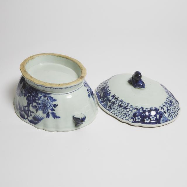 A Chinese Export Blue and White Tureen and Cover, Qianlong Period, 18th Century