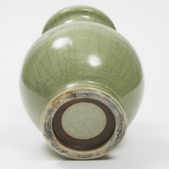 A Ge-Type Celadon Globular Vessel, 18th Century