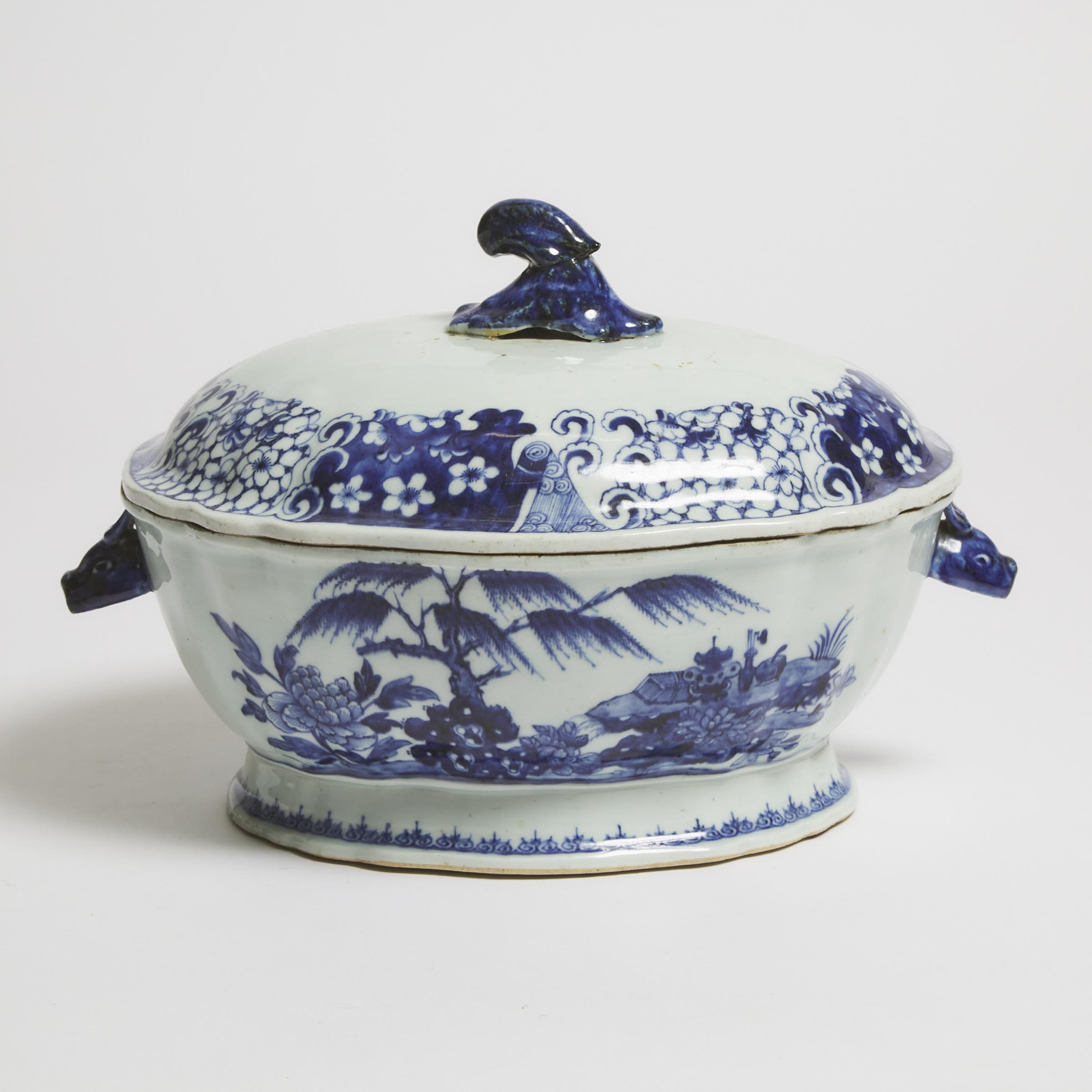 A Chinese Export Blue and White Tureen and Cover, Qianlong Period, 18th Century
