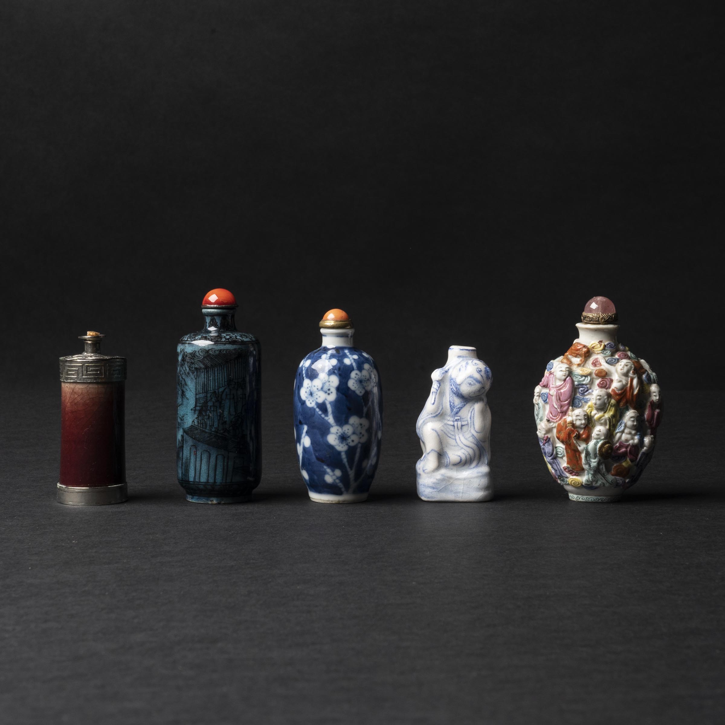 A Group of Five Porcelain Snuff Bottles, 19th/20th Century