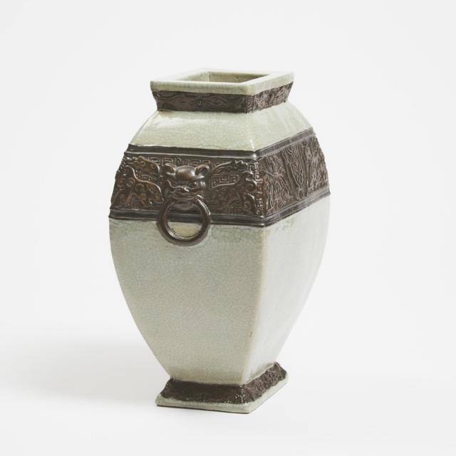 A Wa Gong Kiln Archaistic Form Crackle-Glazed Rectangular Vase 