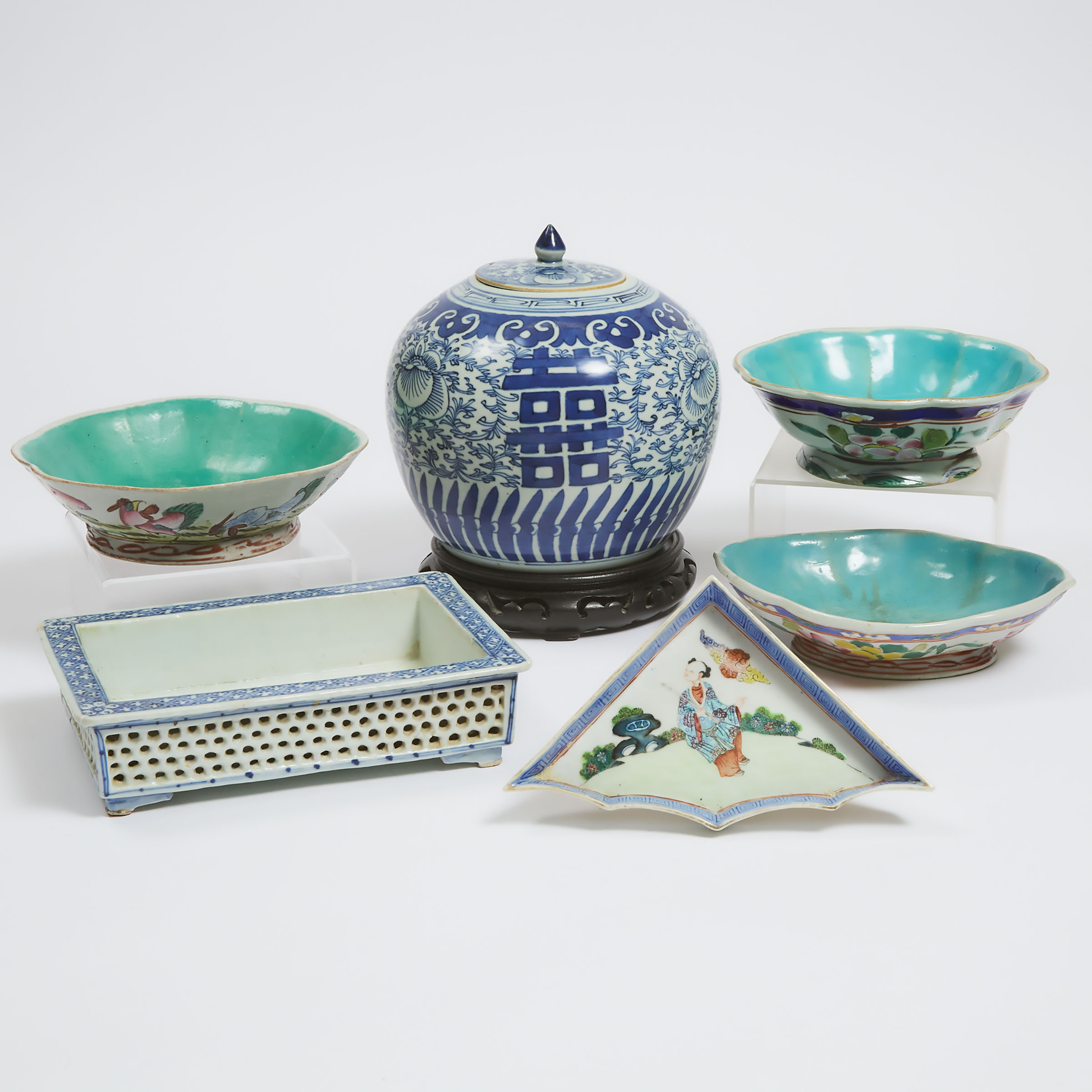 A Group of Six Chinese Porcelain Pieces, 19th/20th Century