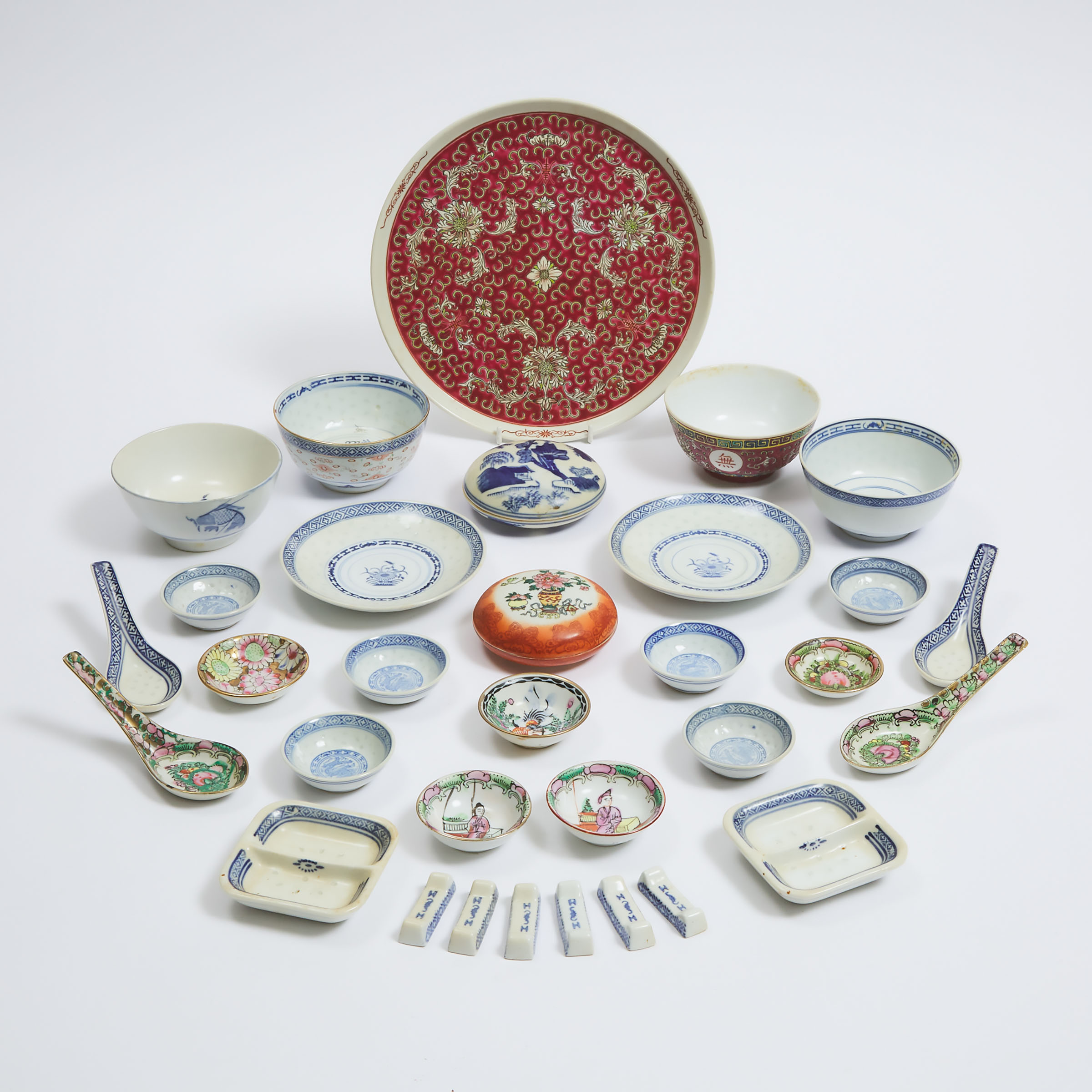 A Group of Thirty-Two Chinese Porcelain Wares, 20th Century