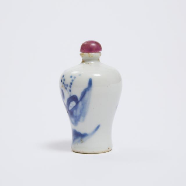 A Blue and White Porcelain 'Figural' Snuff Bottle, 18th/19th Century 