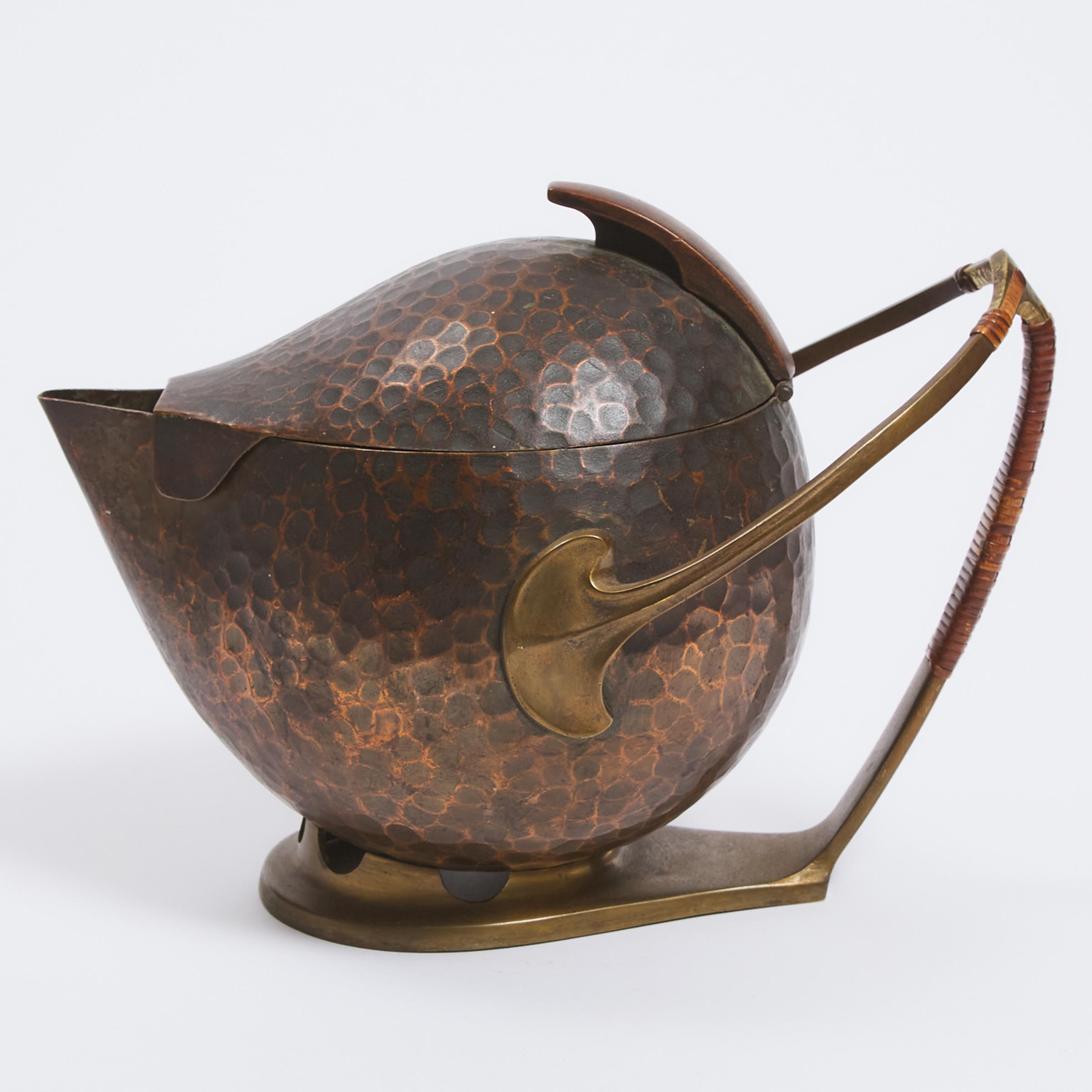 Ludwig Vierthaler for Josef Winhart & Co. Jungenstil Brass Mounted Hammered Copper Teapot, Munich, c.1900