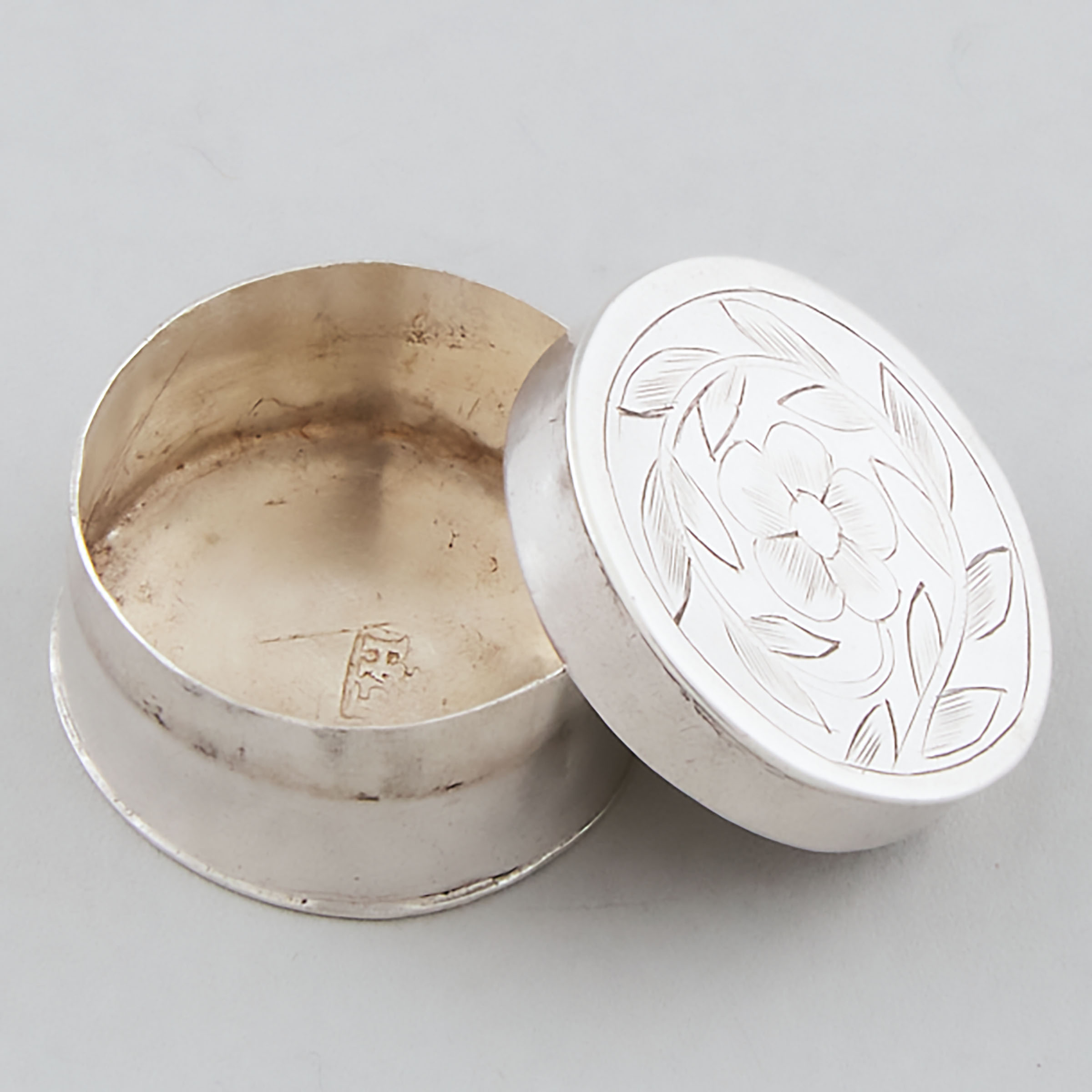 Late 17th Century English Engraved Silver Patch Box, c.1690