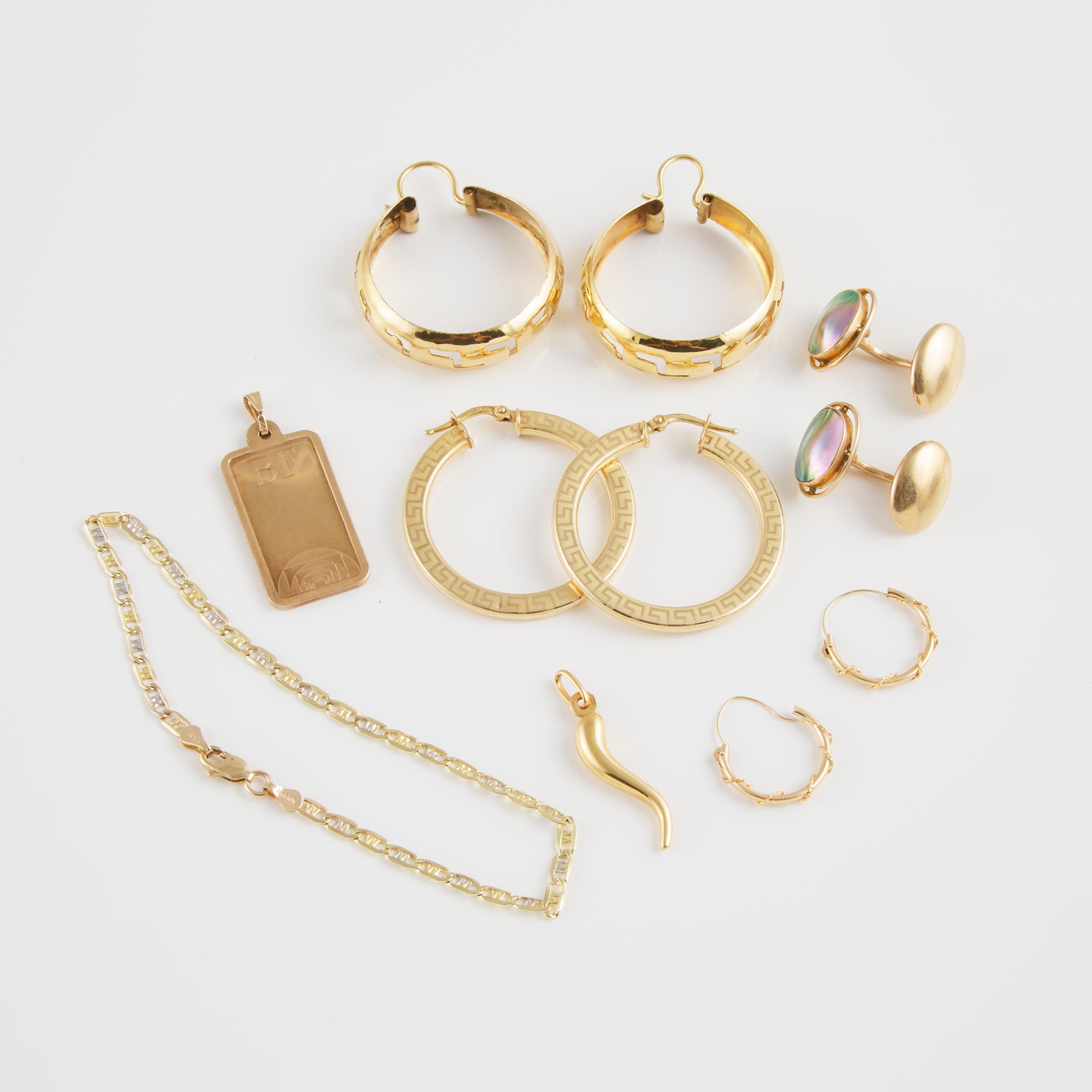 Small Quantity Of Yellow Gold Jewellery