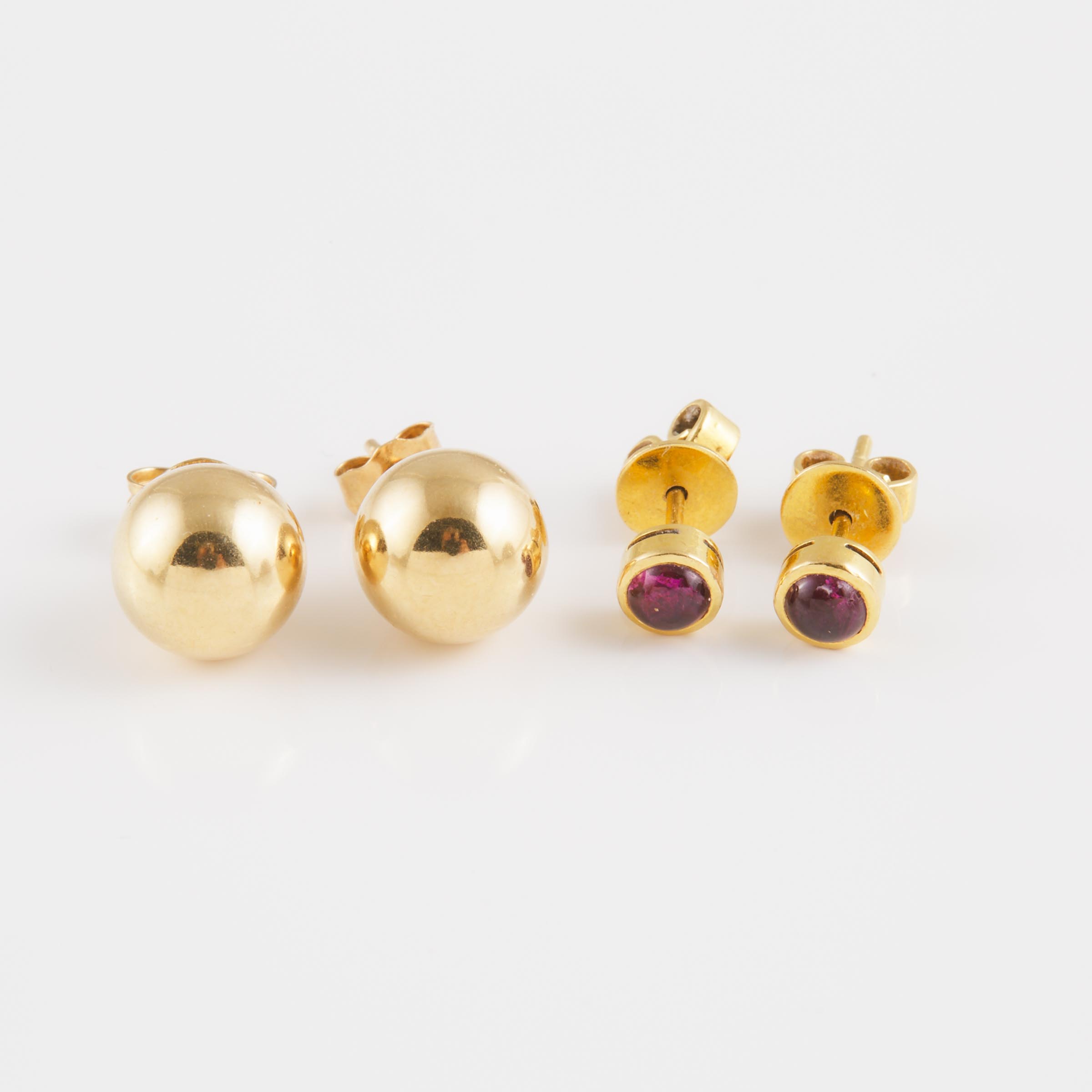 2 Pairs Of Yellow Gold Earrings