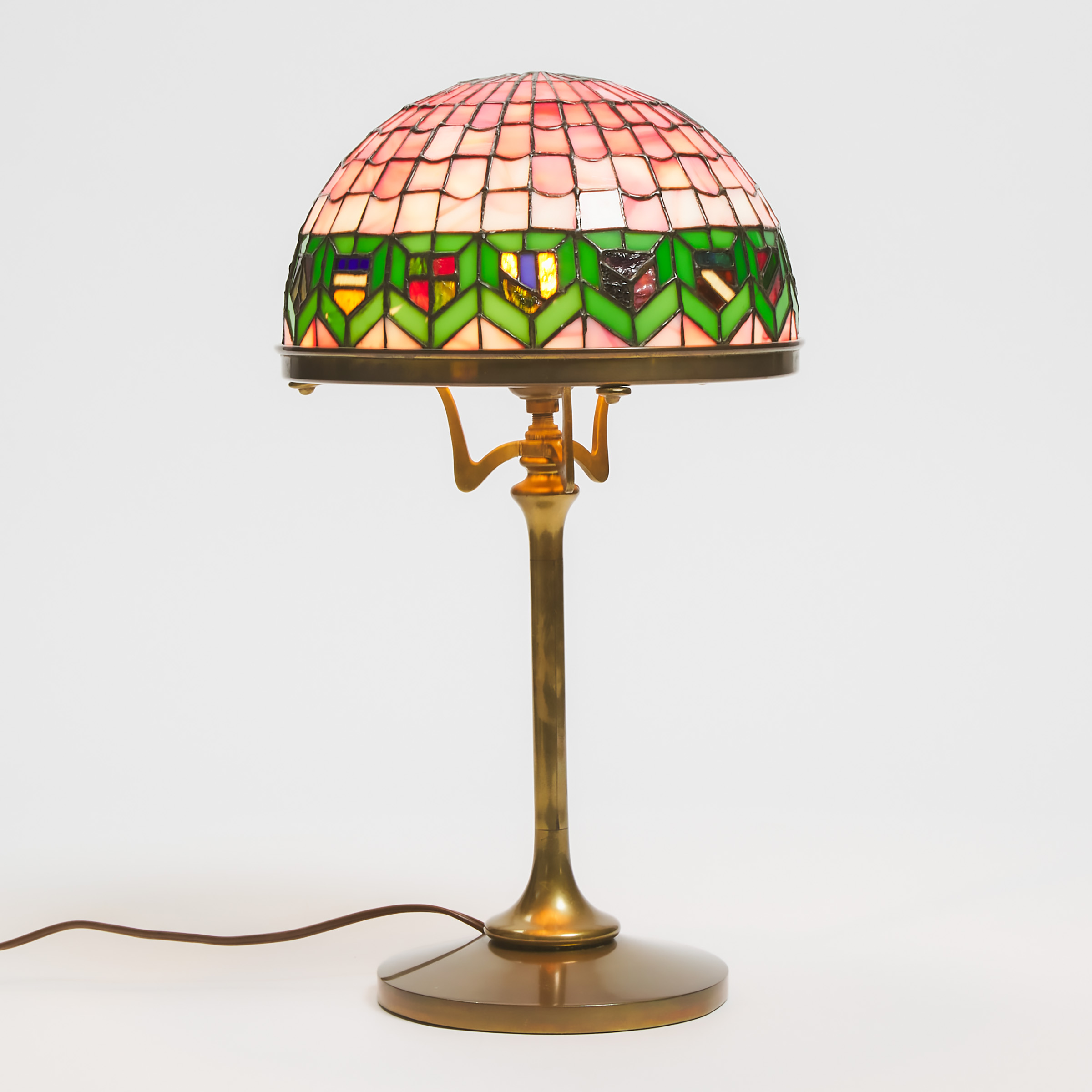 American Gilt Brass Table Lamp with Heraldic Leaded Mosaic Slag Glass Shade, early 20th century