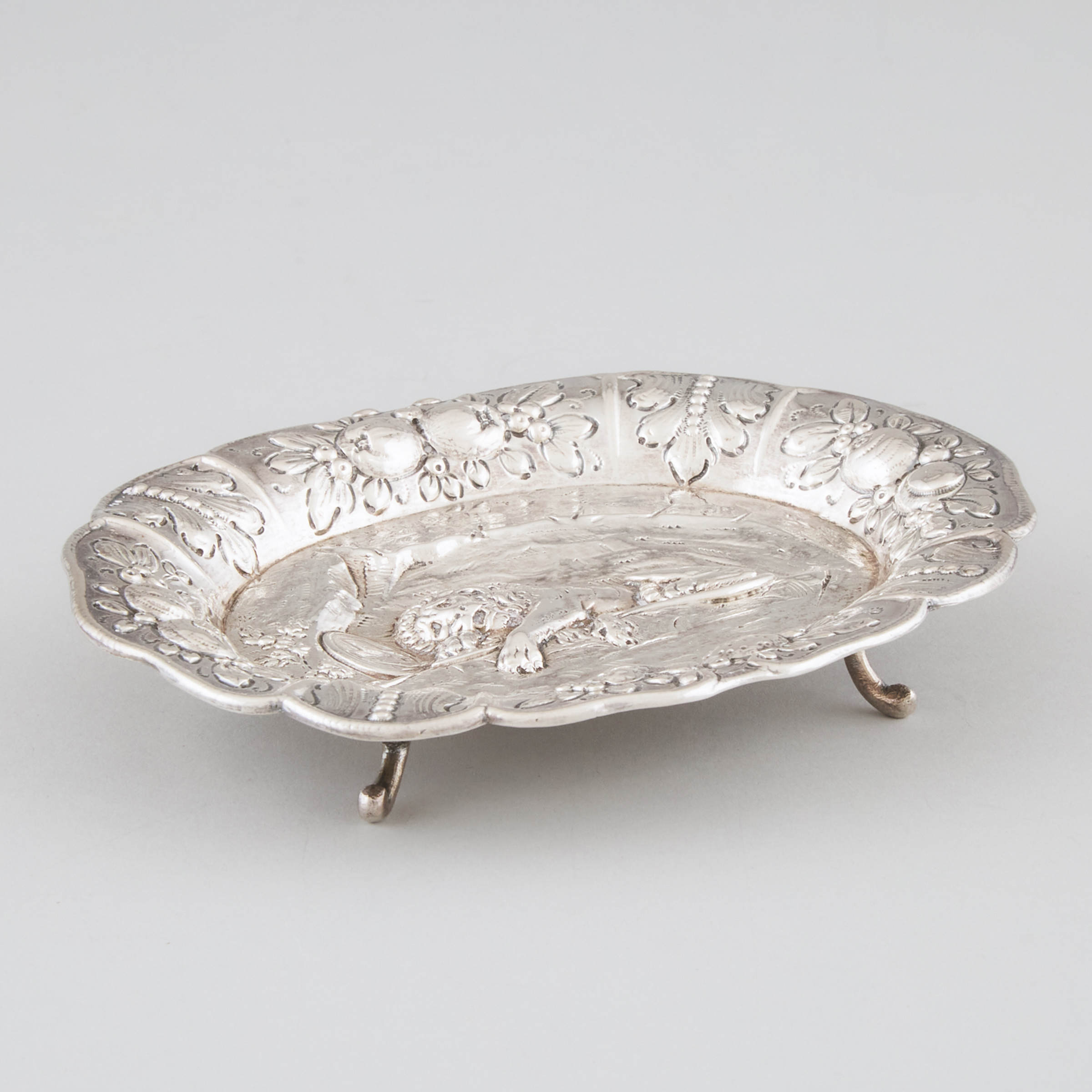 German Silver Lion of Lucerne Repoussé Small Oval Dish, J.D. Schleissner & Söhne, Hanau, c.1900