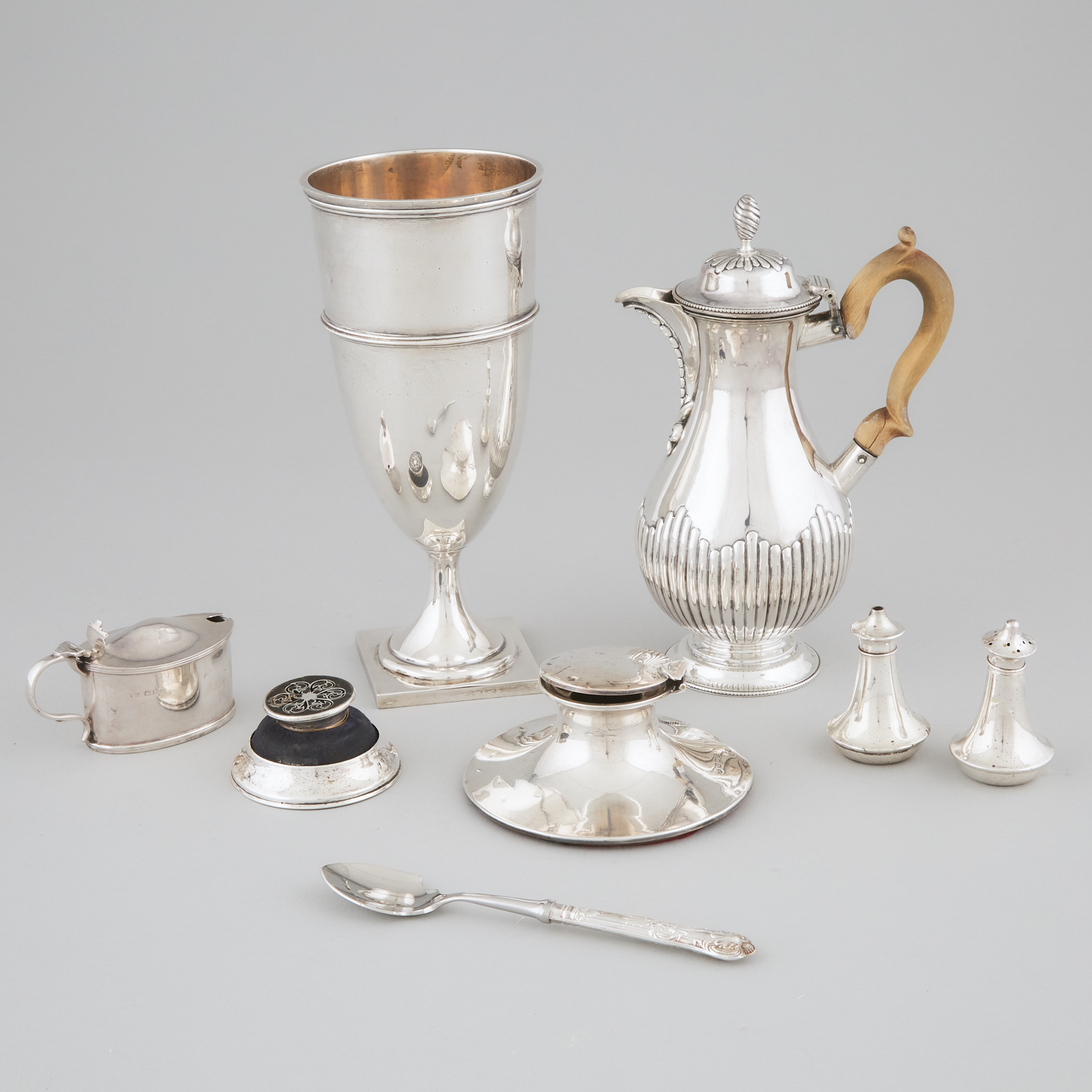 Group of Victorian and Later English Silver, late 19th/20th century
