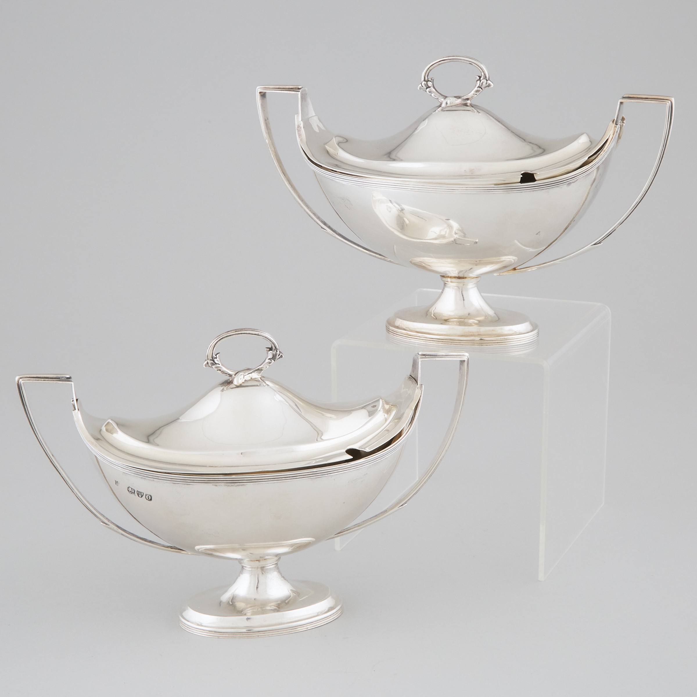 Pair of Late Victorian Silver Covered Sauce Tureens, George Nathan & Ridley Hayes, Chester, 1896/97