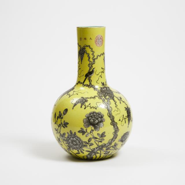 A Large Dayazhai Yellow-Ground Vase, Tianqiuping, Yong Qing Chang Chun Mark, Republican Period (1912-1949)