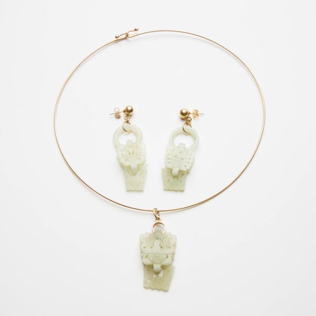 A White Jade 'Longevity' Necklace and Earring Set, 19th Century 