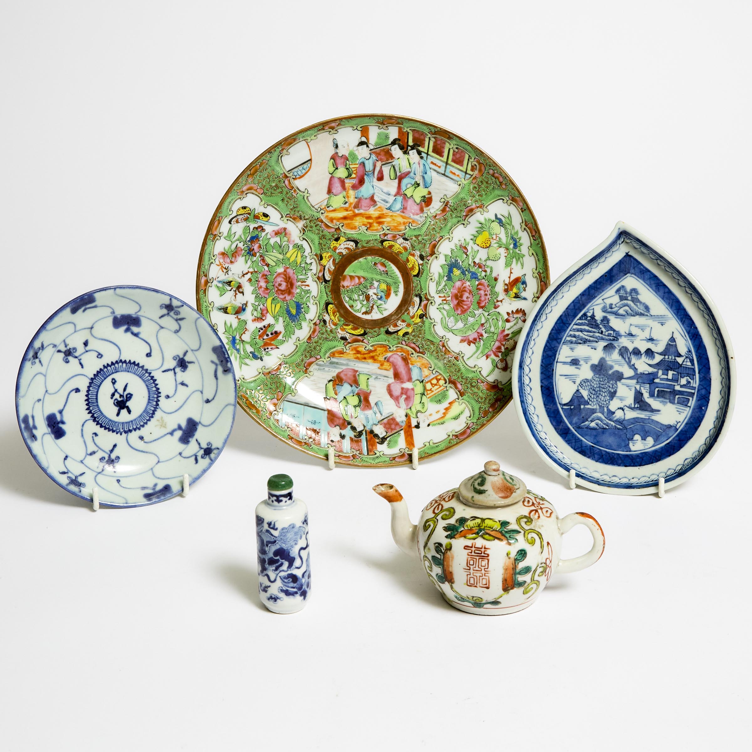 A Group of Five Chinese Porcelain Wares, 18th/19th Century