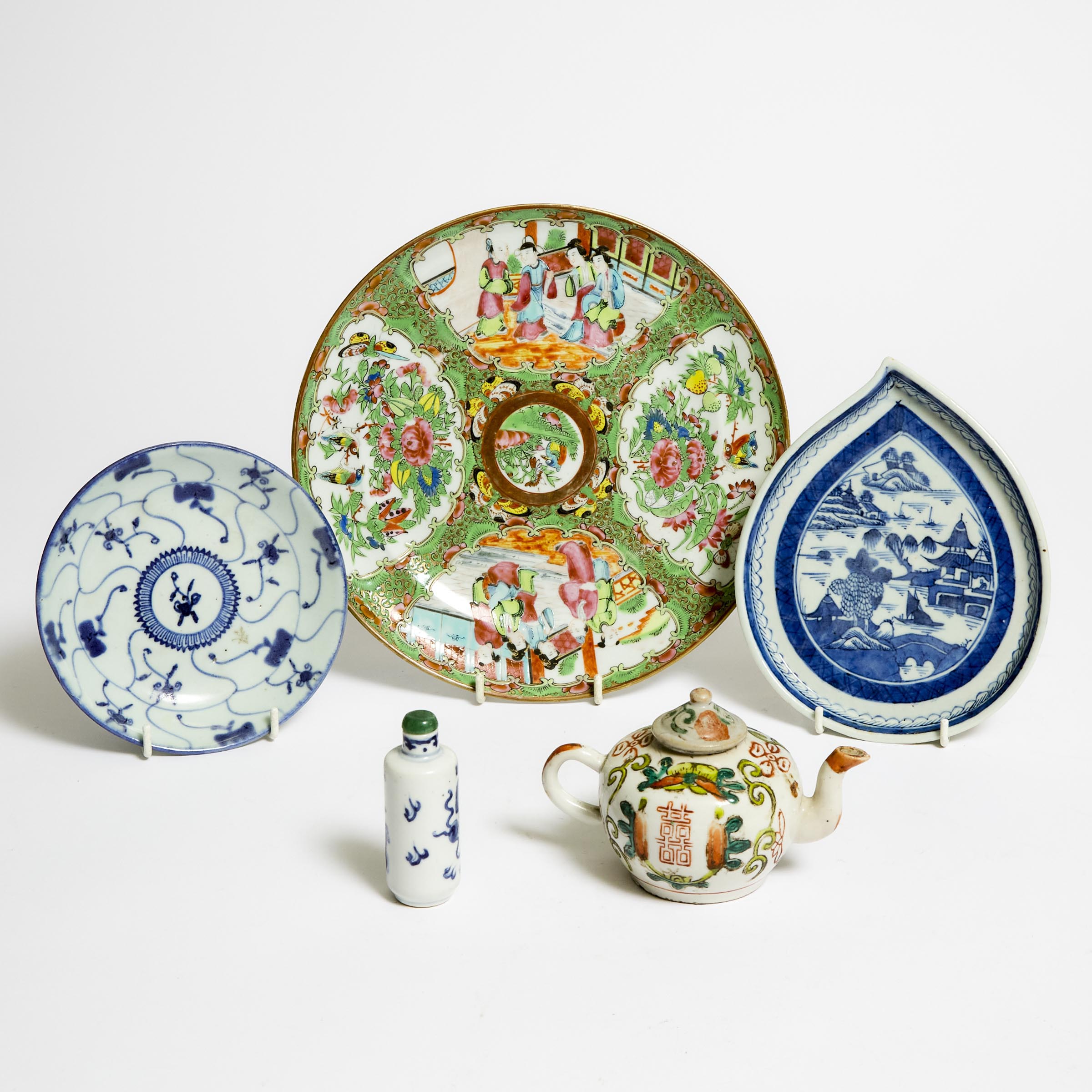 A Group of Five Chinese Porcelain Wares, 18th/19th Century