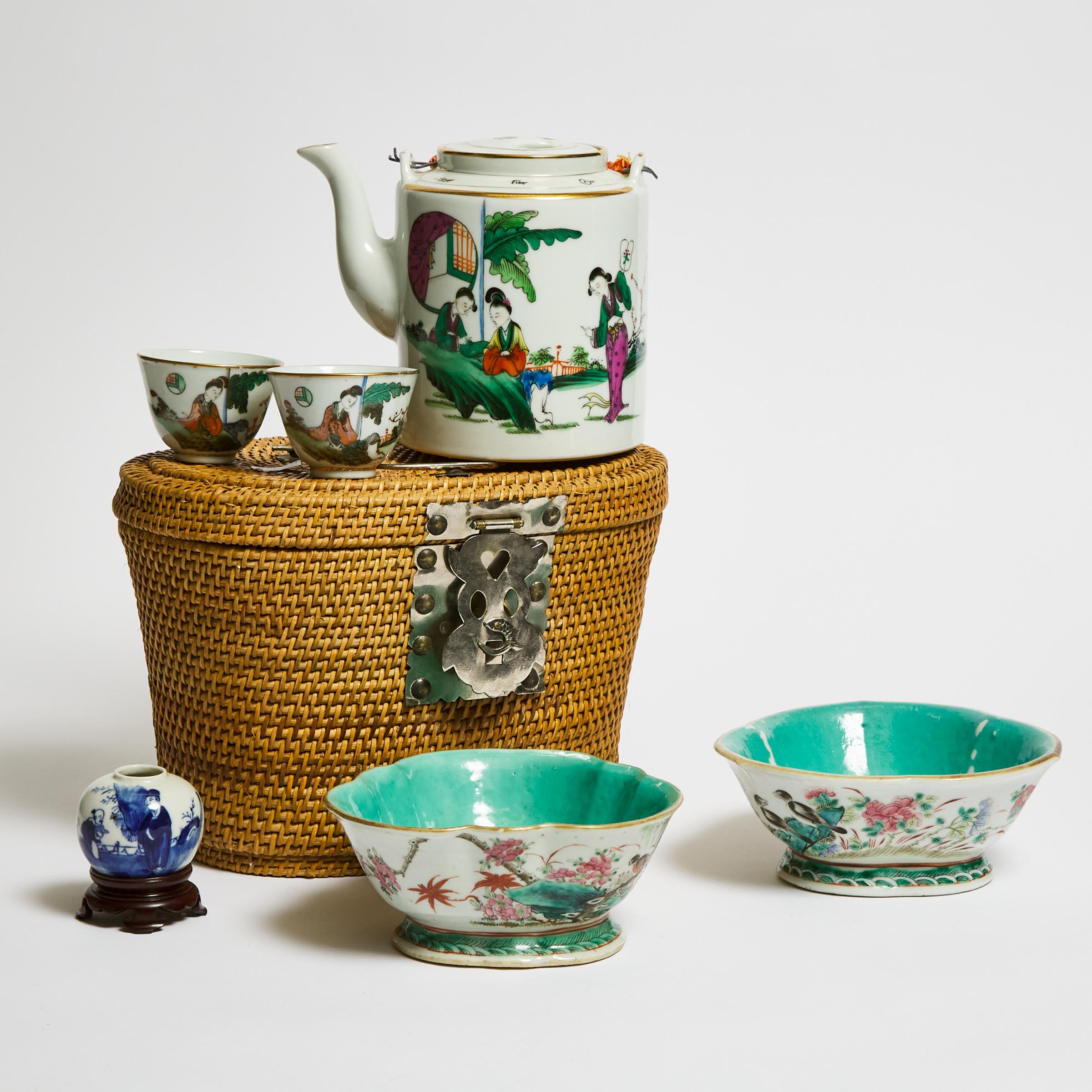 A Group of Four Chinese Porcelain Wares, 19th/20th Century